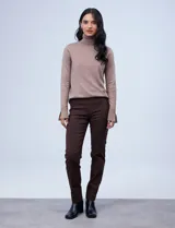 Pantalón negro de gabardina elastizada marca Zac & Rachel, con pretina ancha y faja interna modeladora. Tiene costura frontal pespunteada y bolsillos ojal simulados en la parte trasera.