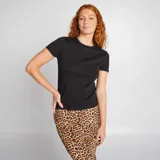 Camiseta negra de algodón de manga corta y cuello redondo.