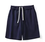 Bermuda deportiva azul marino de algodón, con cintura elástica ajustable con cordón, bolsillos laterales y bolsillo trasero.