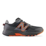 Championes de trail running New Balance modelo 410 v8, en color gris oscuro con detalles en naranja vibrante. Presentan una estructura de malla y materiales sintéticos con refuerzos en zonas clave, entresuela amortiguada y suela AT Tread para mayor tracción en diversos terrenos.