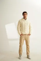 Sweater tejido a mano con ochos y cuello cruzado, color crema. Terminaciones en punto elástico en puños y ruedo. Hecho en Uruguay con lana fina sin teñir.