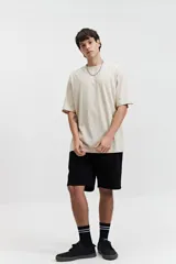 Remera de manga corta para hombre, corte oversize, color gris oscuro.