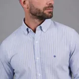 Camisa casual de algodón Oxford con spandex, color blanco, con cuello abotonado y bordado sutil en el pecho.