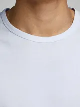 Remera básica blanca de manga corta y cuello redondo, con ajuste ceñido.