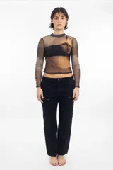 Remera de malla transparente con cuello alto y mangas largas, con estampado de la Mona Lisa.