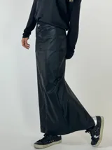 Falda midi color plateado metalizado, de corte recto con tajo en la espalda. Presenta detalles de costura que simulan bolsillos traseros.