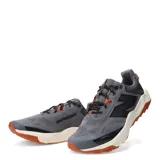 Championes de trail running New Balance modelo Dynasoft Nitrel V6, color gris con detalles en negro y naranja. Presentan una capellada de malla técnica transpirable, entresuela con tecnología Dynasoft para mayor amortiguación y suela de goma con relieve para un agarre superior en terrenos irregulares.