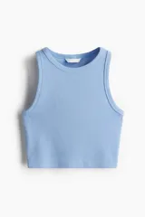 Musculosa cropped de punto acanalado, con diseño entallado, escote redondo y ribetes finos en cuello y sisas.