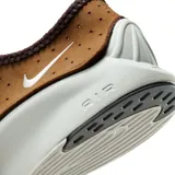 Championes Nike Air Superfly de diseño aerodinámico en color marrón, confeccionados en gamuza perforada con detalles en cuero marrón oscuro. Presentan una suela blanca con tecnología Air visible en el talón y un pequeño logo Swoosh bordado en el lateral.