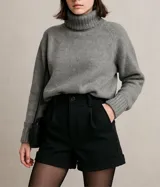 Short negro de paño con cintura alta y ruedo con dobladillo.