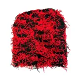 Gorro tipo beanie de tejido desmechado con textura irregular, combinando fibras en color rojo y negro.