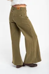 Jean de corte flare con tiro medio, confeccionado en tejido de algodón con costuras verticales decorativas en el frente.