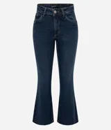 Pantalón de jean corte flare cropped, con tiro medio, bolsillos funcionales y cierre frontal con botón y cremallera. Presenta un diseño ajustado en caderas y muslos con una suave apertura en la parte inferior.