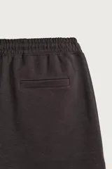 Bermuda estilo jogger de ajuste relajado, confeccionada en tejido interlock de algodón. Cuenta con cintura elástica ajustable con cordón, bolsillos frontales de vivo y diseño liso.
