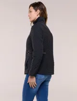 Campera matelaseada de color negro con diseño de rombos, cuello alto, cierre frontal completo y bolsillos laterales. Cuenta con presillas ajustables con hebilla metálica en la cintura.