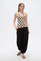 Top de punto al cuerpo con cuello halter, color beige con estampado de lunares marrones.