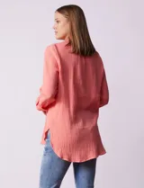 Túnica de algodón color salmón, marca Ruby Rd. Cuello a la base y escote en V con botones. Largo de manga regulable con presilla y botón.