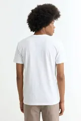 Remera de cuello redondo y manga corta, confeccionada en algodón de alta calidad con un diseño básico y versátil.