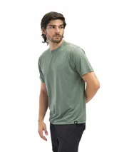 Remera de cuello redondo y manga corta, confeccionada en tejido técnico dry fit con acabado vintage wash. Presenta un diseño minimalista y versátil, ideal para actividades deportivas o uso diario.