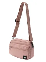 Bandolera Terrano de diseño compacto, confeccionada en lona resistente color rosado. Cuenta con tres compartimentos principales con cierre metálico y una correa ajustable con logo grabado para llevar al hombro o cruzada.