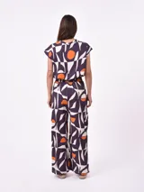 Pantalón negro de tiro alto con elástico en la cintura, corte ancho y bolsillos cargo a los lados.