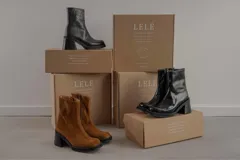 Bota de caña media con punta cuadrada, confeccionada en cuero gamuzado color marrón, con taco bloque y suela de goma negra.