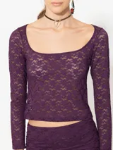 Top negro de encaje elastizado, con mangas largas y escote cuadrado.