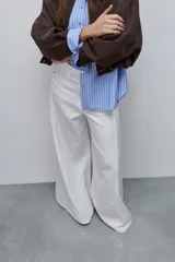 Pantalón wide leg de denim color blanco, de tiro alto y diseño clásico con perneras amplias.