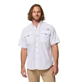 Camisa de manga corta Columbia modelo Bahama II S/S Shirt, color blanco, de corte relajado, con cuello abotonado, múltiples bolsillos en el pecho con solapa y presilla para soporte de caña de pescar.