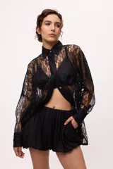 Short negro de tiro alto con cintura elastizada y bolsillos laterales.