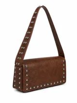 Bolso marrón de cuerina con textura, estilo cartera de hombro, decorado con tachas metálicas plateadas en los bordes y en la tira.