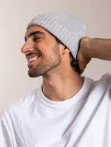 Gorro de lana azul con etiqueta de cuero sintético con logo de la marca en el frente.