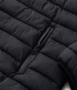 Campera puffer ultraligera de cuello alto con cierre frontal por cremallera y bolsillos laterales. Diseño acolchado con acabado liso.