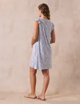 Camisón corto azul marino con estampado floral celeste, escote en V con puntilla blanca y botones.