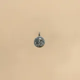 Dije medalla redonda de plata 925 con la imagen de San Benito.