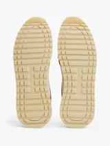 Zapatillas Tommy Hilfiger de estilo retro con paneles de ante y tela en tonos beige, marrón y naranja. Presentan suela gruesa dentada de goma, cierre con cordones y detalles de la marca en la lengüeta y el talón.