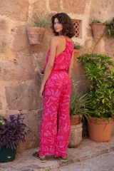 Pantalón de viscosa con estampado abstracto en tonos rosa y fucsia, de corte flare y cintura elastizada.