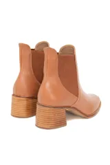 Botín de cuero color caramelo con diseño tipo Chelsea, paneles laterales elásticos en tono a juego y tacón de bloque de madera.