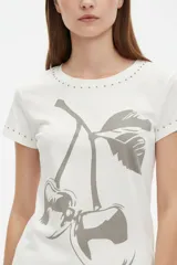 Remera negra de manga corta, con cuello redondo y ajuste al cuerpo. Cuenta con un gran estampado floral en tono gris en el frente y detalle de tachas plateadas alrededor del cuello y en los puños.