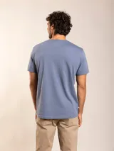Remera básica de manga corta y cuello redondo, color blanco, con pequeño logo bordado en el pecho.