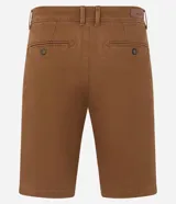 Bermuda masculina de sarga color rosa, corte slim, con bolsillos laterales y cierre con botón y cremallera.