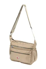 Bandolera de nylon color beige con múltiples compartimentos frontales con cierre, bolsillos laterales elásticos y correa ajustable.