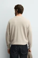 Jersey de punto de cashmere con corte regular fit, cuello redondo y manga larga. Presenta acabados en rib en puños y ruedo.