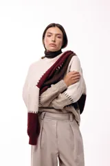 Pantalon de corte amplio y silueta relajada, color chocolate, con cintura alta, pinzas delanteras y bolsillos laterales.