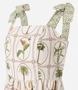 Vestido midi de corte evasé confeccionado en viscolino (mezcla de viscosa y lino). Presenta un diseño con estampado de palmeras y follaje sobre un fondo beige. Cuenta con escote cuadrado, breteles anchos con lazos ajustables en los hombros y espalda con lastex para un ajuste cómodo.