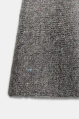 Falda mini gris de lana, con cintura elástica y bajo en evasé.