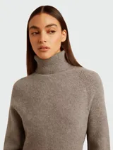 Vestido largo de lana color gris con cuello alto y abertura lateral.