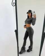 Conjunto de dos piezas compuesto por un top corto de manga larga y un pantalón de corte recto, ambos confeccionados en tela con efecto lavado vintage color gris oscuro.