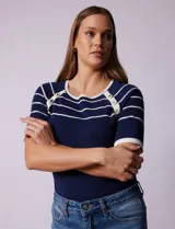 Buzo azul de tejido acanalado marca Rio & Rian. Tiene escote a la base y apliques de botones en la sisa.