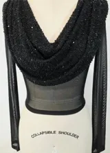 Blusa de manga larga confeccionada en tela mesh semitransparente, con escote drapeado y detalles de pedrería brillante en el frente. Presenta un corte crop y diseño ajustado.